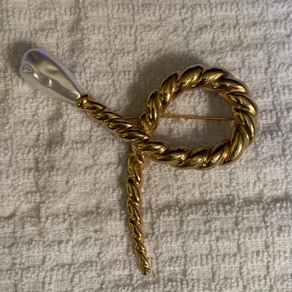 Vintage Brooch-Gold tone twisted rope w faux pearl